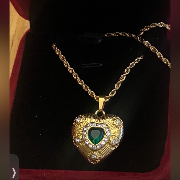 Valentines Day gift set w handled box incl heart necklace, mug, purse charm more - Picture 4 of 9